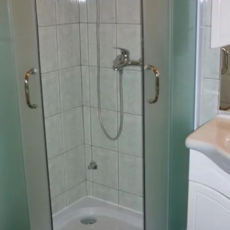 Alexandra Apartment *